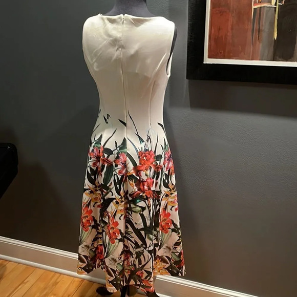 T Tahari fit and flare princess seam scuba fabric sleeveless floral print midi - Picture 6 of 9